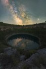 Malerischer Blick auf die Lagune, die Bäume reflektiert, die auf Bergen unter dem Sternenhimmel in Cuenca wachsen — Stockfoto