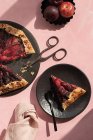 Gros plan d'un gâteau aux prunes vu d'en haut sur un fond rose — Photo de stock