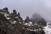 Paysage de montagnes enneigées couvertes de nuages. Parc national Picos de Europa, Espagne — Photo de stock