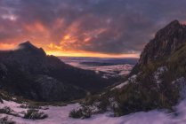 Широкий кут ландшафту сніжних гір під час заходу сонця. National Park Sierra de Guadarrama, Spain — стокове фото