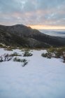 Grand angle de paysage de montagnes enneigées au coucher du soleil. Parc national Sierra de Guadarrama, Espagne — Photo de stock