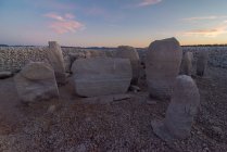 Dolmen de Guadalperal avec d'anciens monuments mégalithiques sur la terre ferme sous un soleil éclatant au crépuscule à Caceres en Espagne — Photo de stock