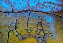 Абстрактная текстура треснувшей грязи с удивительными цветами и формациями — стоковое фото