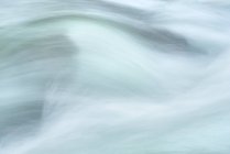 Sfondo astratto di cascata e fiume con spruzzi schiumosi e corsi d'acqua rapidi alla luce del giorno a Lozoya, Madrid, Spagna — Foto stock