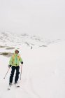 Esportista alegre esquiando na neve com amigo irreconhecível no Pico AunAmendment em Pirinéus Montanhas em Navarra Espanha — Fotografia de Stock