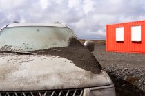 Tutto il veicolo terreno coperto di terra e sabbia vulcanica dopo l'eruzione contro Fagradalsfjall durante il giorno in Islanda — Foto stock