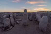 Dolmen of Guadalperal con antichi monumenti megalitici sulla terraferma sotto il sole splendente al crepuscolo a Caceres Spagna — Foto stock