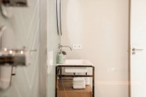 Lavabo e wc in ceramica bianca vicino a doccia e vasca da bagno in bagno moderno con pareti verdi pastello — Foto stock