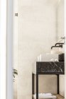 Modernos lavabos dobles blancos en baño con grifos negros diseñados en estilo minimalista en apartamento - foto de stock