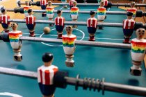 Alto ângulo de detalhe do futebol de mesa retro com estatuetas em miniatura de madeira de jogadores em barras de metal — Fotografia de Stock