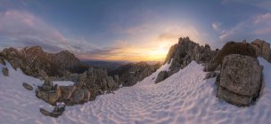Amplio ángulo de paisaje de montañas nevadas al atardecer. Parque Nacional Sierra de Guadarrama, España - foto de stock
