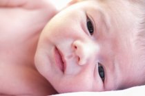 Entzückend nackt im Säugling liegend auf weichem Bett zu Hause — Stockfoto