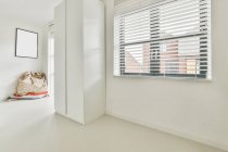 Vista panorámica del pasillo con diseño interior blanco minimalista en apartamento de estilo loft moderno - foto de stock