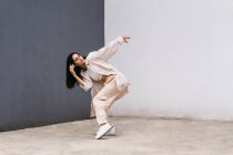 Kreative Tänzerin in weißen Kleidern tanzt während der Vorstellung in der City Street — Stockfoto