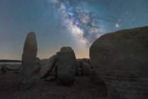 Pittoresca veduta di Stonehenge spagnolo su terreni accidentati sotto il cielo del tramonto con galassia in Caceres Spagna — Foto stock