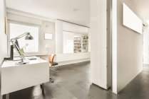 Минималистский интерьер лофта в современном просторном холле с белыми стенами и мраморными полами, обставленными креслами и украшенными чистыми макетами — стоковое фото