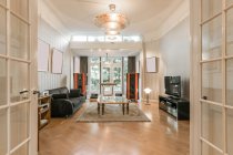 Interno di moderno ampio salone con impianto stereo e mobili confortevoli nel nuovo appartamento — Foto stock