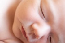 Vista dall'alto di carino piccolo adorabile neonato nudo che dorme sdraiato su un letto morbido a casa — Foto stock