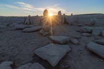 Dolmen de Guadalperal com monumentos megalithic antigos na terra seca sob o sol brilhante no crepúsculo em Cáceres Spain — Fotografia de Stock