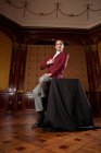 Eleganter, stilvoller männlicher Theaterkünstler im Anzug im Studio im Retro-Stil schaut in die Kamera — Stockfoto