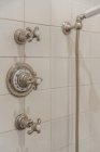 Style minimaliste moderne design intérieur de salle de bains avec des murs de carrelage blanc et unité de douche dans le coin — Photo de stock