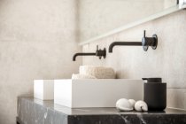 Moderni lavandini bianchi doppi in bagno con rubinetti neri progettati in stile minimale in appartamento — Foto stock