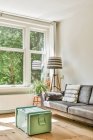 Moderne stilvolle Wohnzimmereinrichtung mit umweltfreundlichem Konzept-Design mit natürlichen Holzböden und mit grünen Topfpflanzen dekorierten Möbeln — Stockfoto