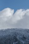 Paysage de montagnes enneigées couvertes de nuages. Parc national Picos de Europa, Espagne — Photo de stock