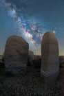 Vista pitoresca de Stonehenge espanhol em terreno acidentado sob o céu por do sol com galáxia em Cáceres Espanha — Fotografia de Stock