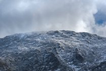 Paesaggio di montagne innevate coperte di nuvole. Parco nazionale Picos de Europa, Spagna — Foto stock