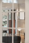 Através da porta de vidro vista da sala de estar contemporânea com sistema estéreo em plano — Fotografia de Stock