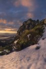 Amplo ângulo de paisagem de montanhas nevadas ao pôr-do-sol. Parque Nacional Sierra de Guadarrama, Espanha — Fotografia de Stock