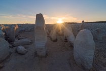 Дольмены Гвадалперала с древними мегалитическими памятниками на суше под сияющим солнцем в сумерках в Касересе Испания — стоковое фото