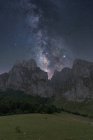Vue panoramique du ciel étoilé avec galaxie et gaz interstellaire sur de magnifiques crêtes — Photo de stock