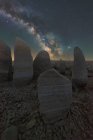 Pittoresca veduta di Stonehenge spagnolo su terreni accidentati sotto il cielo del tramonto con galassia in Caceres Spagna — Foto stock