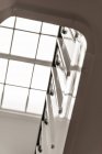 Von unten weiße Wendeltreppe in modernem Wohnhaus in minimalistischem Stil — Stockfoto