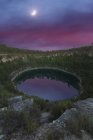 Malerischer Blick auf die Lagune reflektierende Bäume wachsen auf Bergen unter dem Mond in Cuenca Spanien — Stockfoto