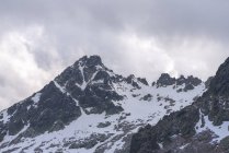 Пейзаж снежных гор, покрытых облаками. Национальный парк Пикос-де-Европа, Испания — стоковое фото