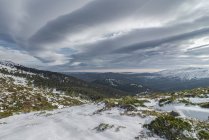 Paisaje de montañas nevadas cubiertas de nubes. Parque Nacional Picos de Europa, España - foto de stock