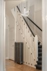 Интерьер просторного коридора с лестницей на современном доме оформлен в минимальном стиле — стоковое фото