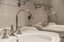 Elegante design interno della casa di ampio bagno bianco chiaro con specchi su doppi lavabi in appartamento contemporaneo — Foto stock