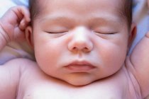 Draufsicht auf niedliche kleine entzückende nackte Neugeborene schlafend auf weichem Bett zu Hause — Stockfoto