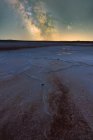 Spettacolare scenario di stelle incandescenti della Via Lattea nel cielo notturno sopra la laguna di sale secco a lunga esposizione — Foto stock