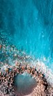 Вид з повітря на дивовижне блакитне море і скелясте узбережжя з камінням в сонячний день — стокове фото