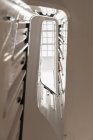Dal basso della scala a chiocciola bianca in casa residenziale contemporanea progettata in stile minimale — Foto stock