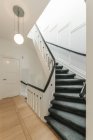 Interior de corredor espaçoso com escadaria na casa contemporânea projetado em estilo mínimo — Fotografia de Stock