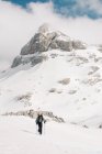 Anonymer Athlet auf Skiern auf dem Pico Aunamendi in den verschneiten Pyrenäen unter bewölktem Himmel in Navarra Spanien — Stockfoto