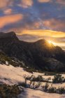 Широкий кут ландшафту сніжних гір під час заходу сонця. National Park Sierra de Guadarrama, Spain — стокове фото
