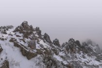 Landschaft aus schneebedeckten Bergen, die von Wolken bedeckt sind. Nationalpark Picos de Europa, Spanien — Stockfoto