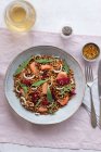 Fechar de uma salada de salmão e lentilha vista de cima em uma mesa com uma toalha de mesa rosa — Fotografia de Stock